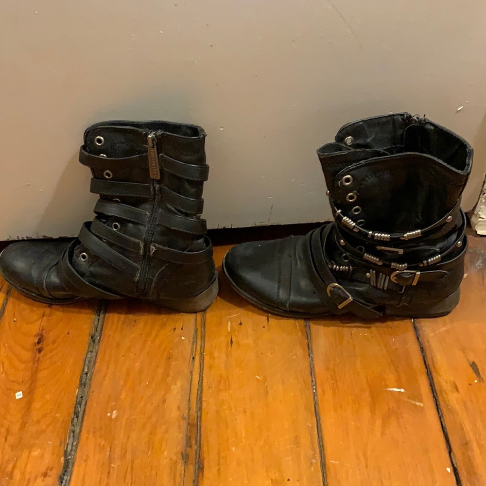 Size 8 black motorcycle boots w/ metal decoration